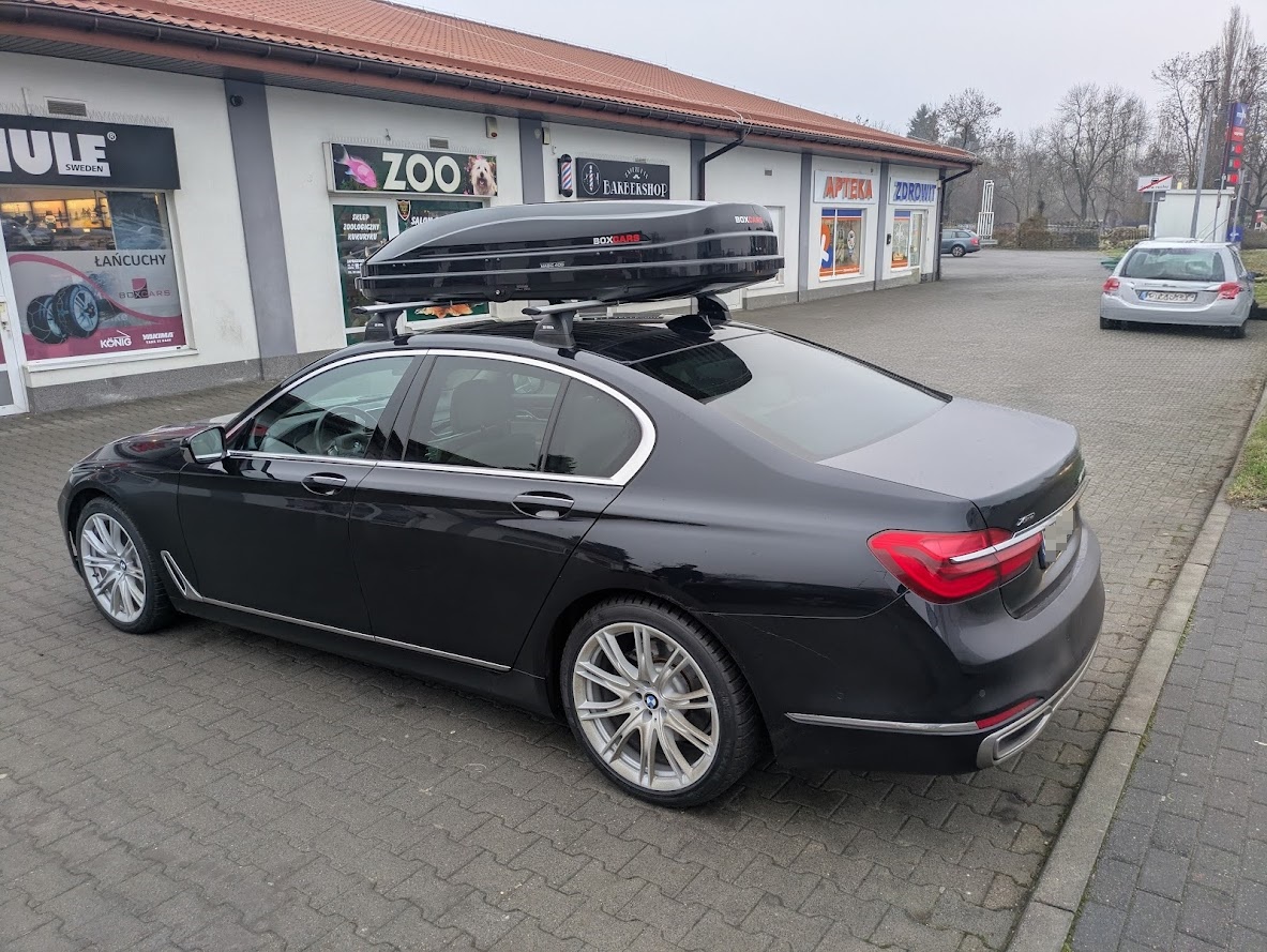 Zbliżenie na montaż boxa Hakr Magic 400 na obejmy U z regulacją ? BMW Seria 7 G11